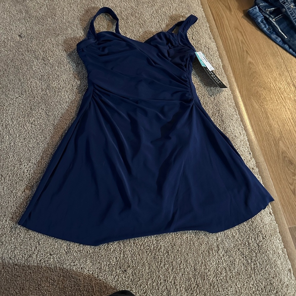 Maurice’s Dreamsuit by Miracle Brands one piece swimsuit has underwire. Size 8